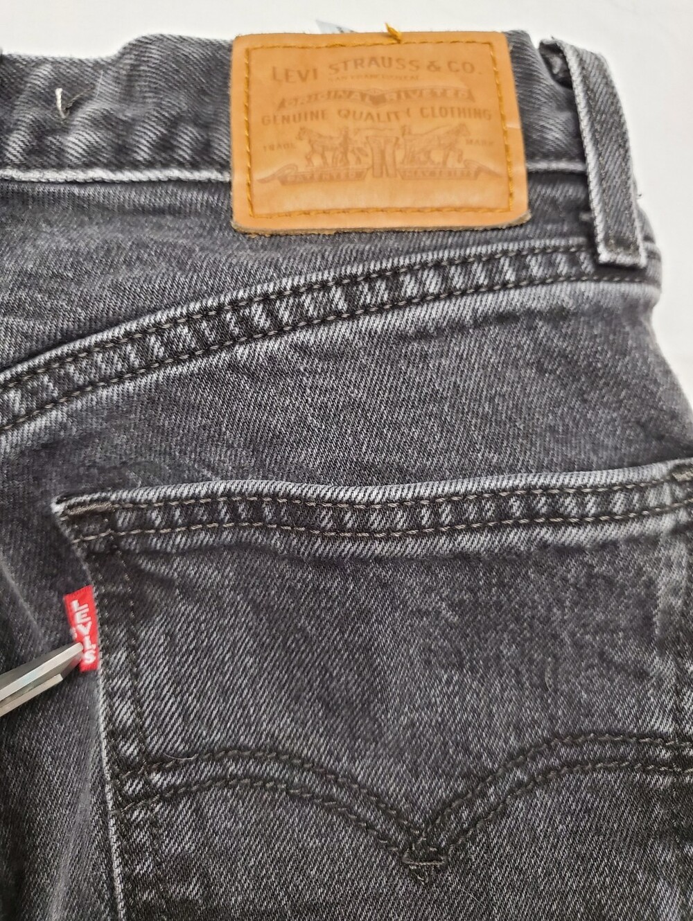 Levi's Premium 70s High Slim Straight Jeans Size 24 Gray Black Wash Ultra High - Picture 7 of 7